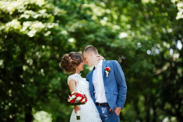 Feliz novia y novio en su boda. Recién casados en el parque . — Foto de Stock