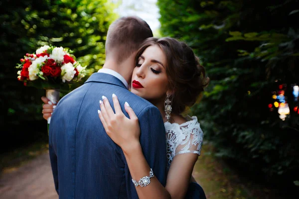Novia elegante y novio posando juntos al aire libre en un día de boda —  Fotos de Stock