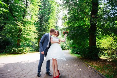 Açık havada düğün dansı mı? Dansçılar uçmayı sever.