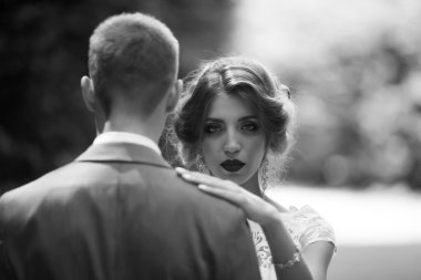 Güneşli bir günde parkta poz veren harika genç bir çift..