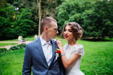 Gelin ve damat düğün günlerinde, doğada yürüyorlar..