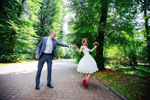 Una pareja feliz. Foto de boda. La pareja está enamorada. . —  Fotos de Stock