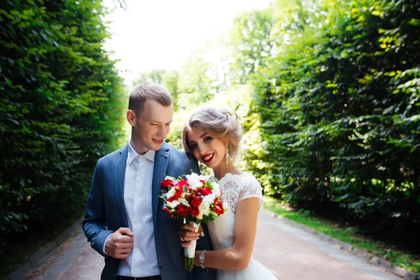 Glückliche Braut und Bräutigam bei ihrer Hochzeit. Frischvermählte im Park. — Stockfoto