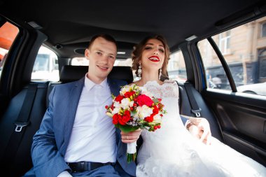 Gelin arabasıyla şehre doğru geliyor.