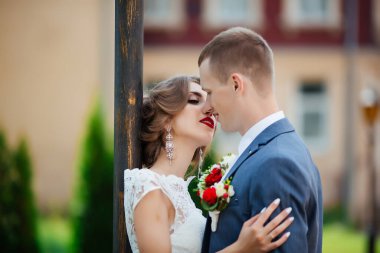 Gelin ve damat düğün günlerinde, doğada yürüyorlar..