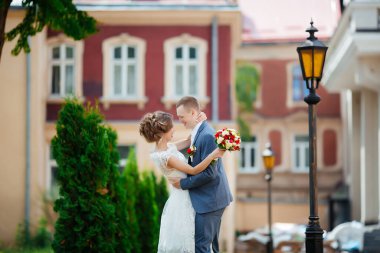 Düğün için. Genç bir çift, yeni evli, el ele tutuşuyorlar.