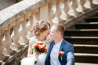 Düğün için. Genç bir çift, yeni evli, el ele tutuşuyorlar.