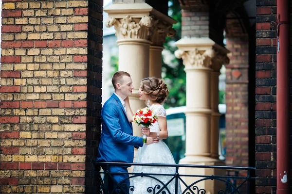 Fabuleux jeune couple de mariage posant dans le parc le jour ensoleillé . — Photo