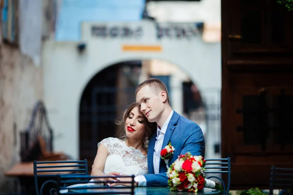 Casal de casamento, bela noiva jovem e noivo , — Fotografia de Stock