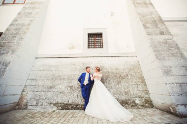 Mutlu romantik genç çift evliliklerini kutluyor.