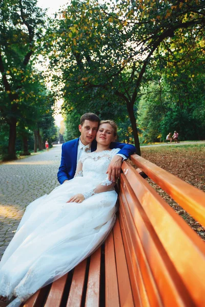 Couple nouvellement marié dans le parc. Je suis marié. Promenade dans le parc et câlin. — Photo