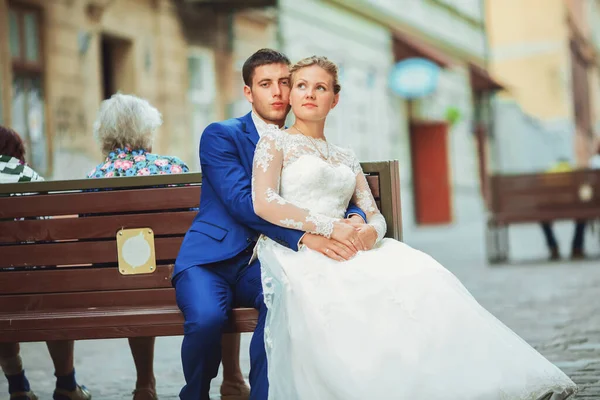 Feliz casal jovem romântico celebrando seu casamento — Fotografia de Stock