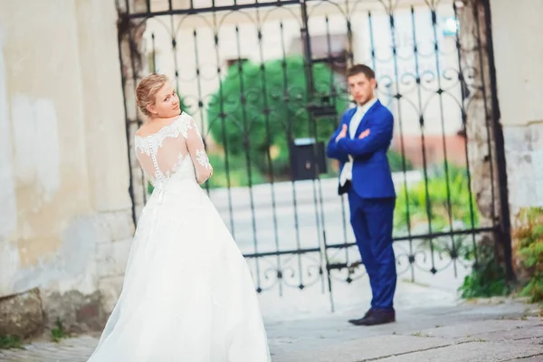 Feliz casal jovem romântico celebrando seu casamento — Fotografia de Stock