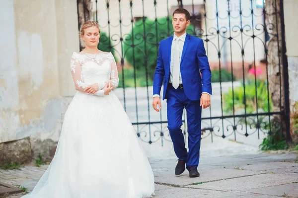 Счастливая молодая пара, гуляющая по городу — стоковое фото
