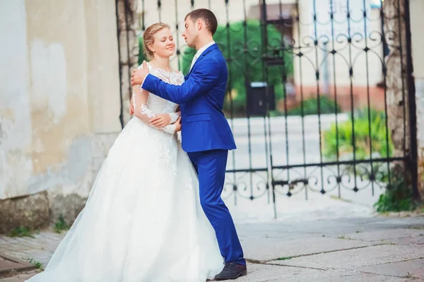 Feliz casal jovem romântico celebrando seu casamento — Fotografia de Stock