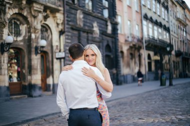 Şehirde yürüyen sevgi dolu bir çift. Lviv