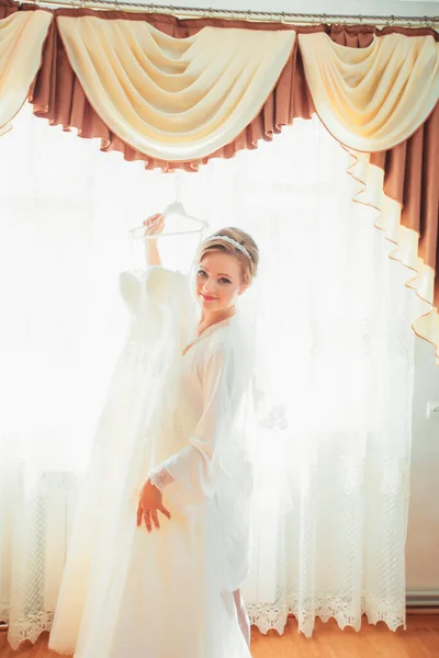 Gadis bergaun putih di rumah. Pengantin dengan makeup. Pernikahan. Menyiapkan pengantin untuk pernikahan mendatang. — Stok Foto