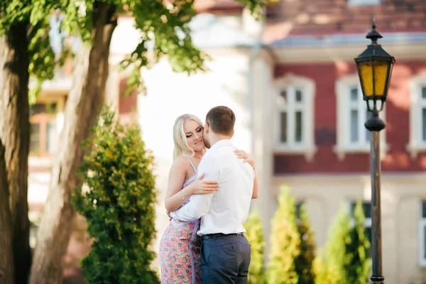 Romantický turistický pár procházky po městě relaxační — Stock fotografie