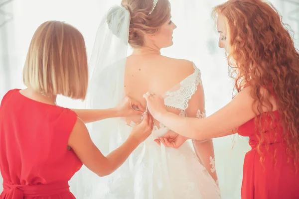 Mädchen im weißen Kleid zu Hause. Braut mit Make-up. Hochzeit. Vorbereitung der Braut auf die bevorstehende Hochzeit. — Stockfoto