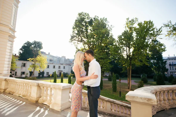 Krásný pár stojící na elegantním balkóně — Stock fotografie