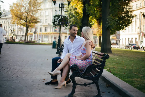 Szerető pár sétál a városban. Lviv — Stock Fotó