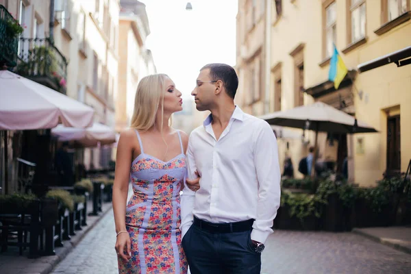 Schönes verliebtes Paar beim Dating im Freien und lächelt — Stockfoto