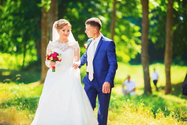 Elegante Braut und Bräutigam posieren zusammen im Freien an einem Hochzeitstag — Stockfoto