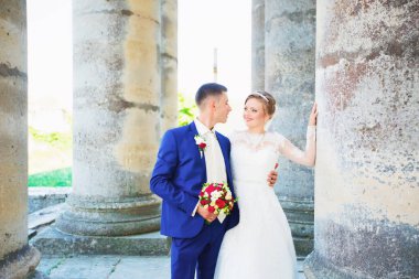 Gelin ve damat büyük sütunlarda acı çekiyor. düğün