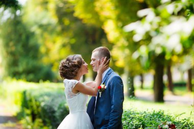 Düğünlerinde mutlu gelin ve damat. Parkta yeni evliler.