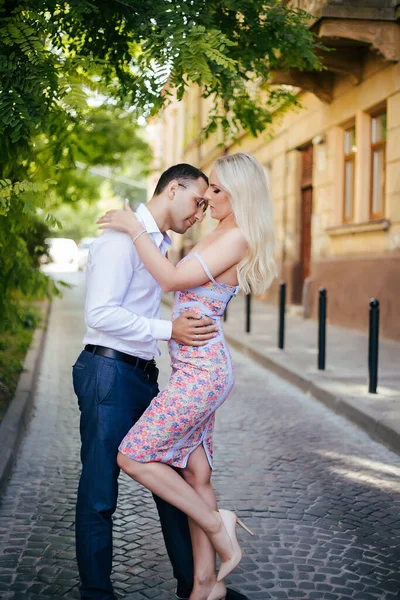 Casal bonito no amor namoro ao ar livre e sorrindo — Fotografia de Stock
