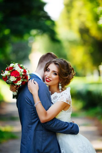 Sposi felici al loro matrimonio. Sposi novelli nel parco . — Foto Stock