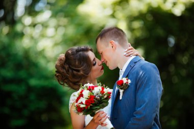 Düğün için. Genç bir çift, yeni evli, el ele tutuşuyorlar.