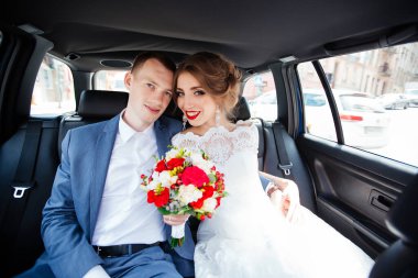 Düğün çifti, güzel genç gelin ve damat,