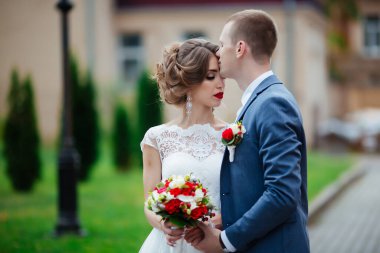 Düğün çifti, güzel genç gelin ve damat,