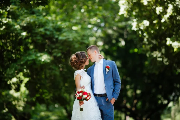 Um casal feliz. Foto de casamento. O casal está apaixonado. . — Fotografia de Stock