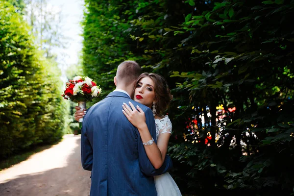 Una pareja feliz. Foto de boda. La pareja está enamorada. . —  Fotos de Stock