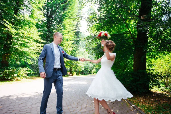 Bruiloft koppel, mooie jonge bruid en bruidegom, — Stockfoto