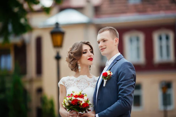 Ślub. Młoda para, niedawno zamężna, trzymająca się za ręce — Zdjęcie stockowe