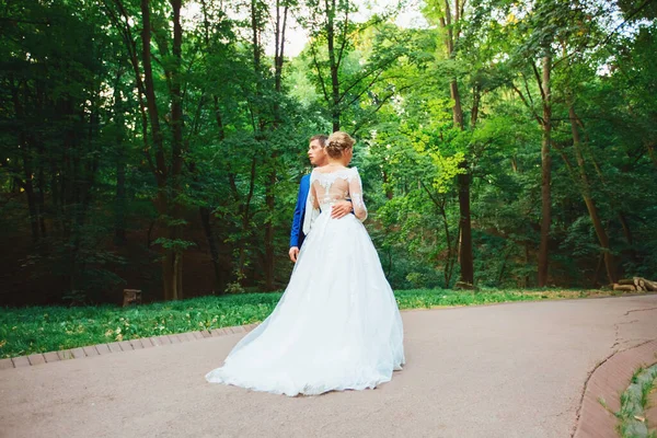 Mariage de mariée et marié. Jeunes mariés dans le parc . — Photo