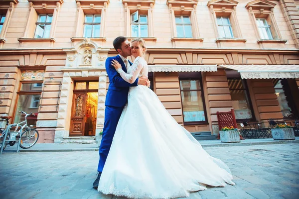 Glückliches romantisches junges Paar feiert seine Hochzeit — Stockfoto