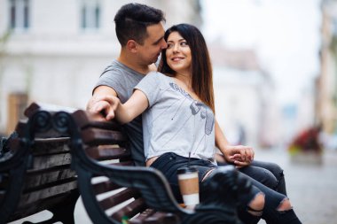 Yaz havasında bir Avrupa şehrinin sokaklarında poz veren çift.