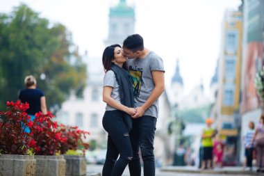 Birbirine aşık bir çift serin bir sonbahar sabahında şehrin sokaklarında yavaşça yürür..