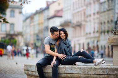 Çiftler şehirde eğleniyor. lviv