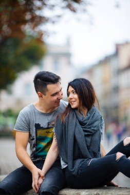 Çiftler şehirde eğleniyor. lviv