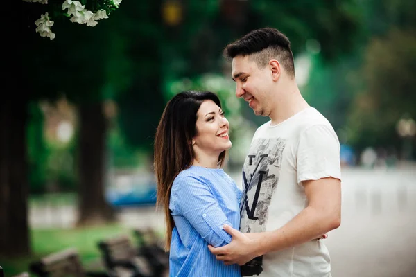 Paare haben Spaß in der Stadt. lviv — Stockfoto