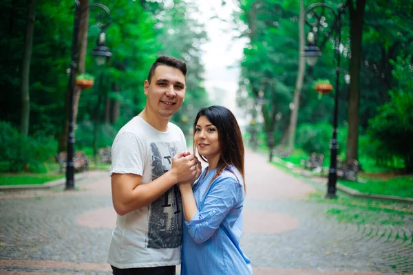 Paar im Wald, warmer Sommer, schönes Wetter — Stockfoto