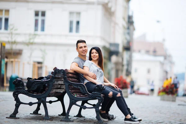 Paare haben Spaß in der Stadt. lviv — Stockfoto