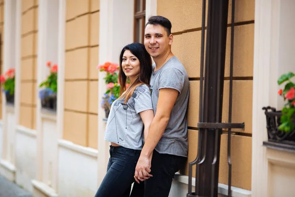 O casal diverte-se na cidade. lviv — Fotografia de Stock