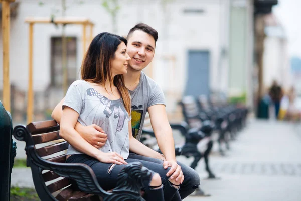 Una coppia si diverte in citta '. lviv — Foto Stock