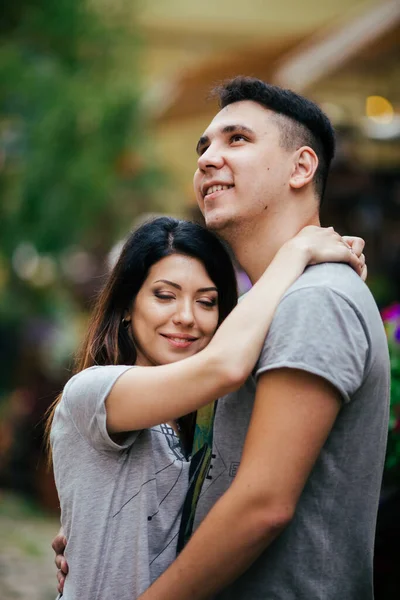 Pareja joven posando en el fondo de la ciudad, concepto de viaje —  Fotos de Stock